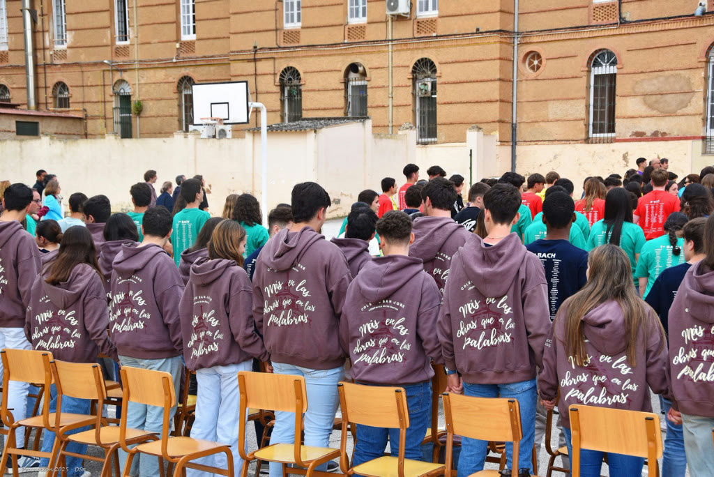 Promoción de Jesuitas de San José con sus sudaderas